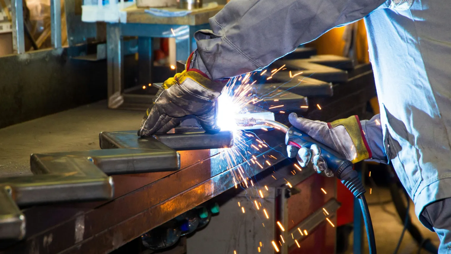 Fachkraft beim Schweißen